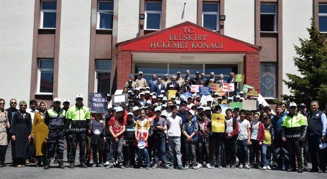 Eleşkirt’te öğrenciler slogan atarak yürüyüş yaptı