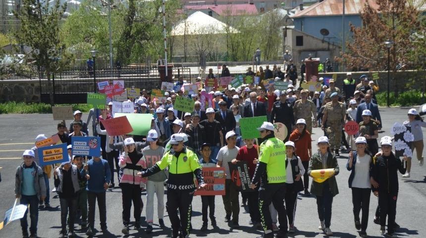 Eleşkirt&rsquo;te &ouml;ğrenciler slogan atarak y&uuml;r&uuml;y&uuml;ş yaptı