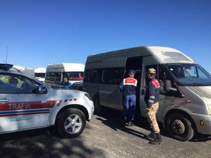 Jandarma ekiplerinden servis araçları denetimi G1