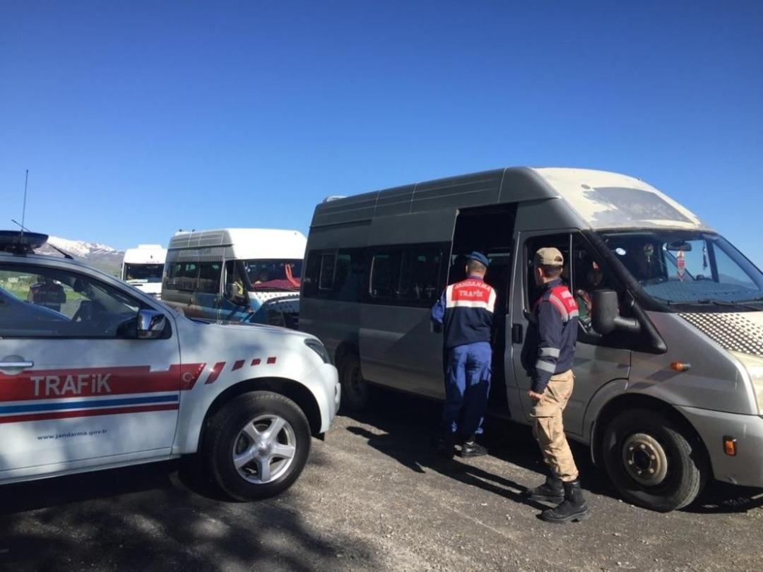 Jandarma ekiplerinden servis ara&ccedil;ları denetimi