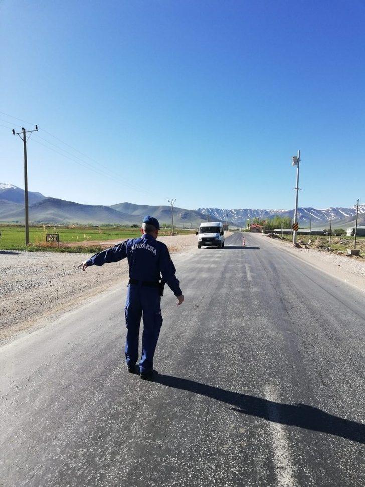 Jandarma ekiplerinden servis araçları denetimi G3