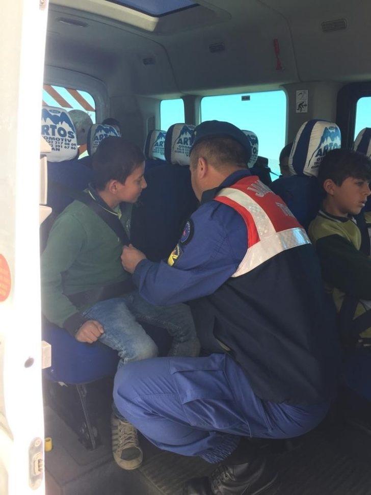 Jandarma ekiplerinden servis araçları denetimi G4