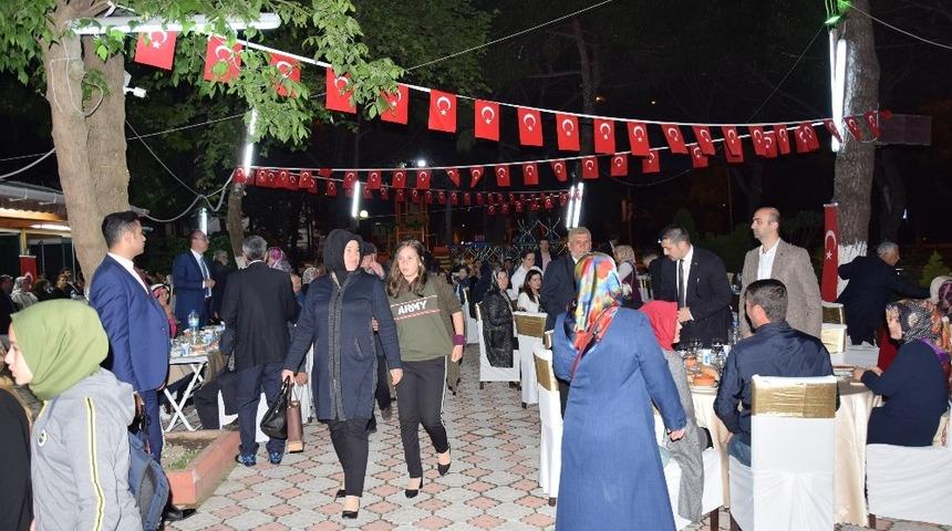 Lapseki&rsquo;de şehit ve gazi ailelerine iftar verildi