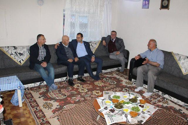 Şehit ailesinin evinde iftar yemeği