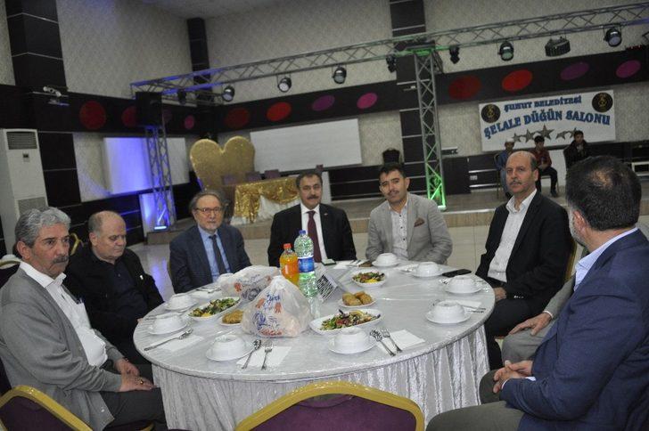 Veysel Eroğlu Şuhut Vakfı’nın iftarına katıldı G1