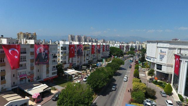 Tekelioğlu Caddesi  Türk Bayrakları ve Atatürk posterleri ile donatıldı.