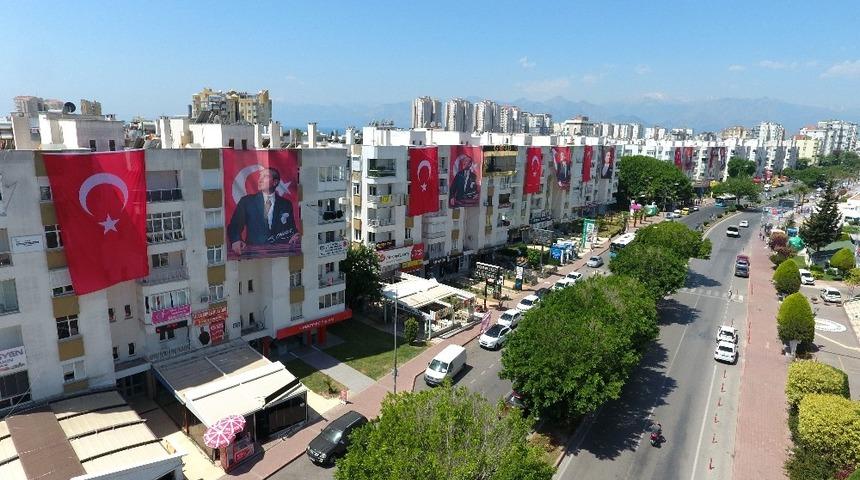 Tekelioğlu Caddesi  T&uuml;rk Bayrakları ve Atat&uuml;rk posterleri ile donatıldı.