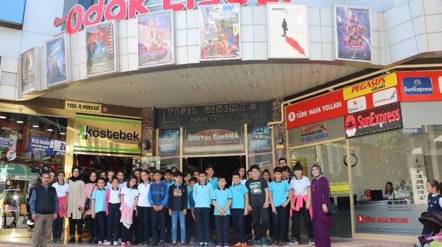İlkokul &ouml;ğrencilerinin sinema sevinci