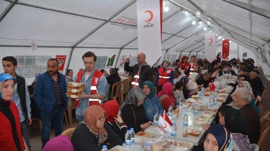 Kızılay&rsquo;dan g&uuml;nl&uuml;k 500 kişiye iftar
