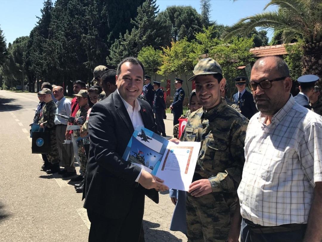 Akhisar&rsquo;da 28 engelli bir g&uuml;nl&uuml;k asker oldu