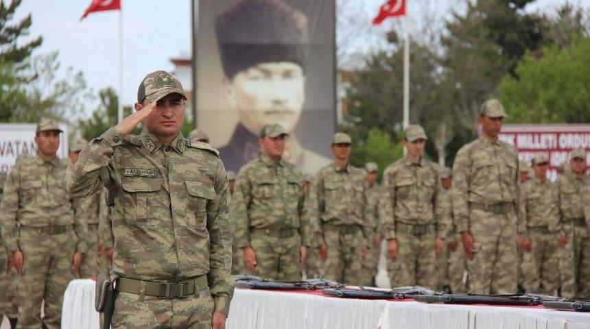 Sivas 2 bin 750 Mehmet&ccedil;ik silah ve bayrak &uuml;zerine el basıp yemin etti