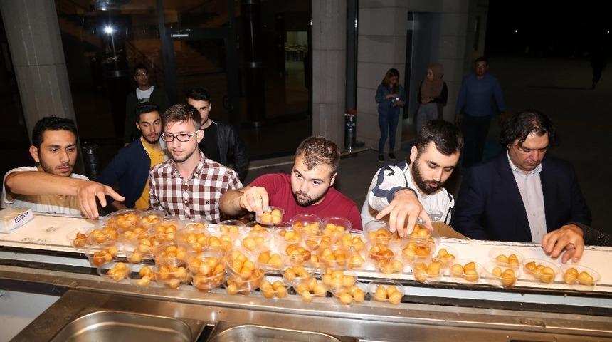 Kazada &ouml;len &uuml;niversite &ouml;ğrencisi &Ouml;nder&rsquo;in anısına lokma dağıtıldı