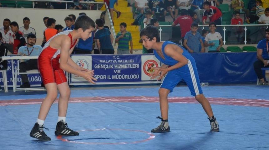 Minikler Grekoromen Grup M&uuml;sabakaları başladı