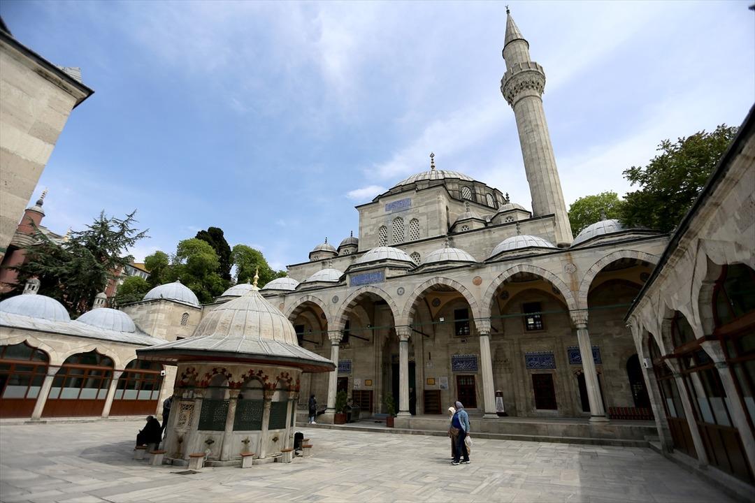 'Cennetten par&ccedil;alar' 5 asırdır bu camide muhafaza ediliyor 