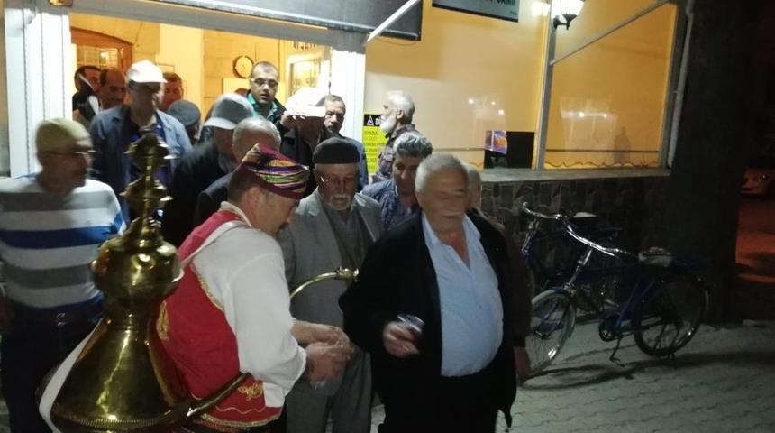 Teravih namazı çıkışı Osmanlı şerbeti ikramı