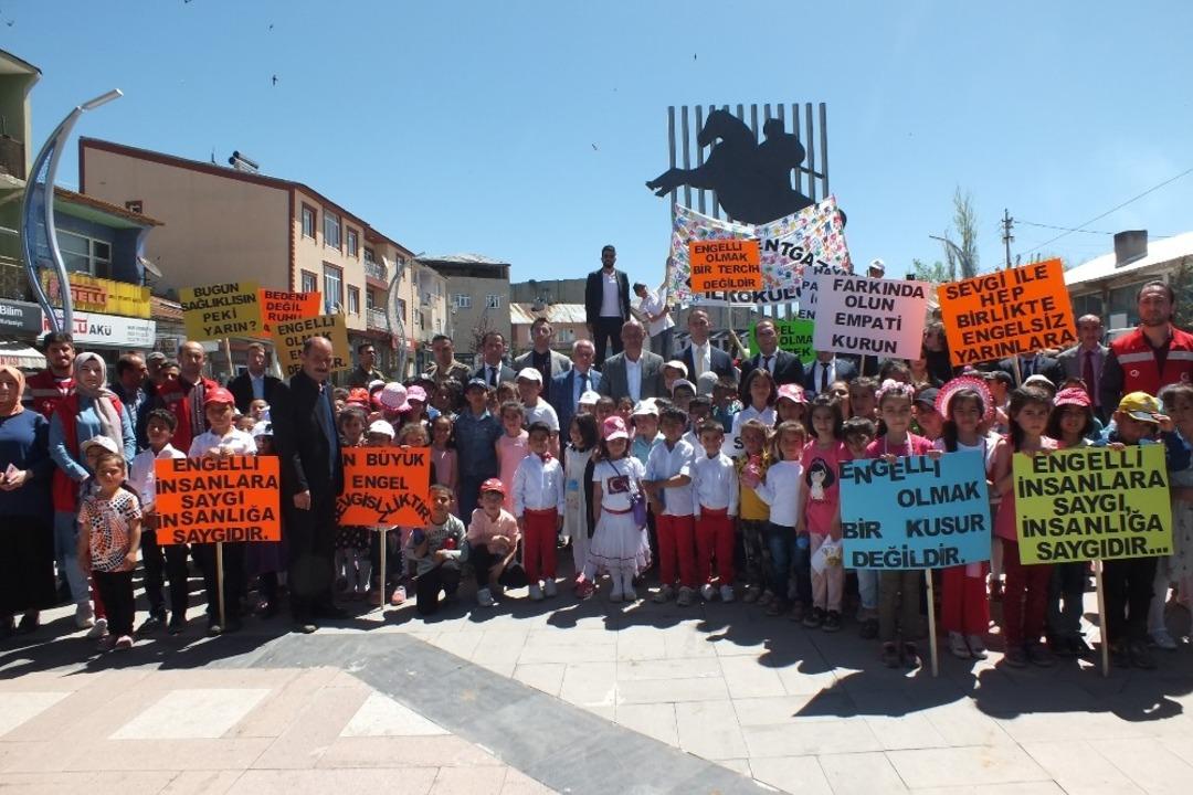 Minik y&uuml;rekler, engellilere destek i&ccedil;in y&uuml;r&uuml;d&uuml;ler