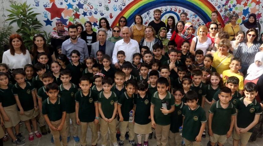 Başkan G&uuml;ltak, minik &ouml;ğrencilerin heyecanına ortak oldu
