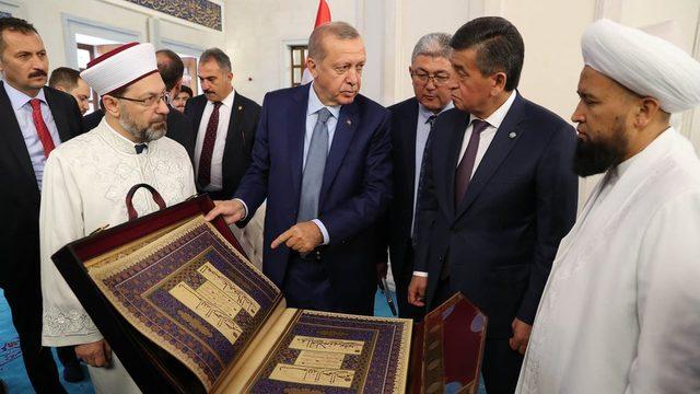 Diyanet İşleri Başkanı Ali Erbaş, Cumhurbaşkanı Recep Tayyip Erdoğan ve Kırgızistan Cumhurbaşkanı Sooronbay Ceenbekov