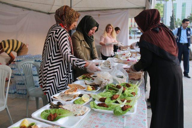 Şanlıurfalılar iftarını Rabia Meydanı’nda açıyor