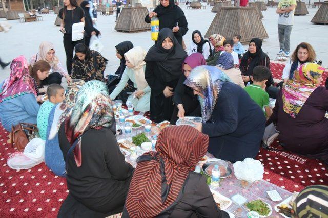 Şanlıurfalılar iftarını Rabia Meydanı’nda açıyor