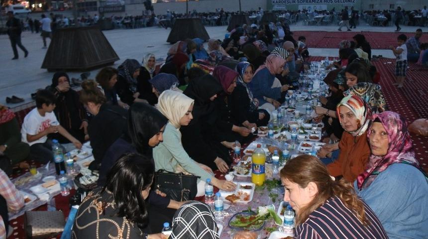 Şanlıurfalılar iftarını Rabia Meydanı’nda açıyor