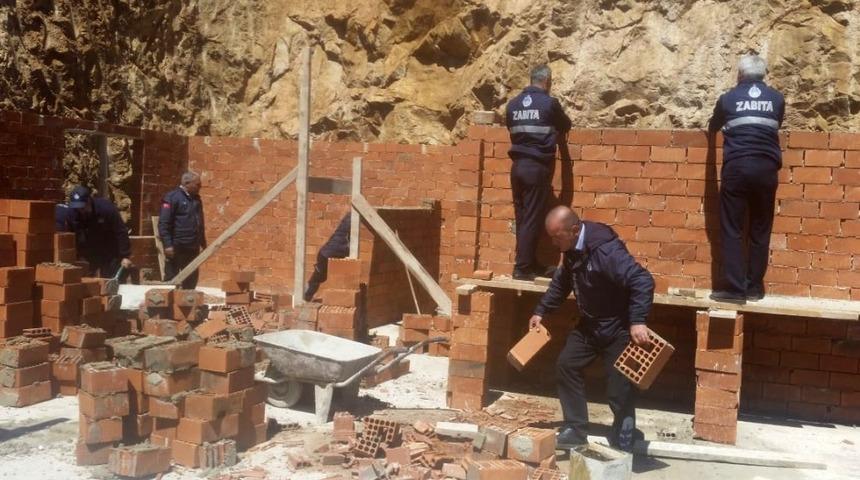 G&uuml;m&uuml;şhane Belediyesi ka&ccedil;ak yapıyı yıktı