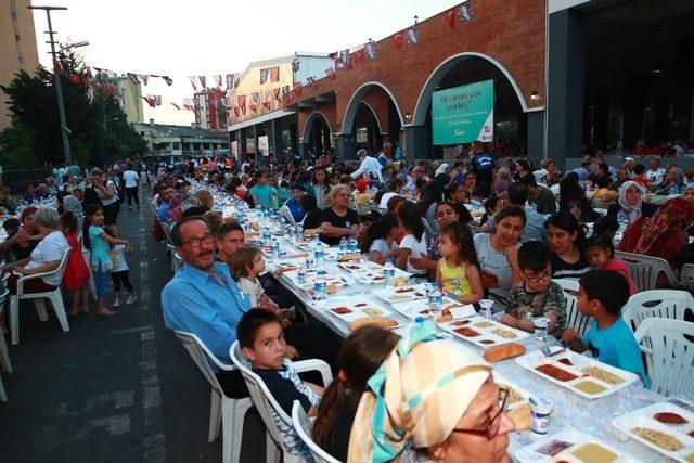 Seyhan Belediyesi iftar sofrasında bin 500 kişiyi ağırladı