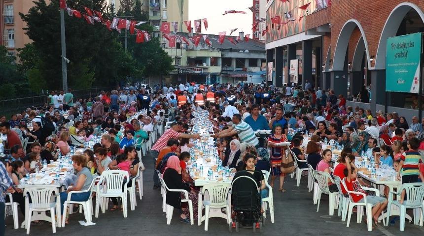 Seyhan Belediyesi iftar sofrasında bin 500 kişiyi ağırladı