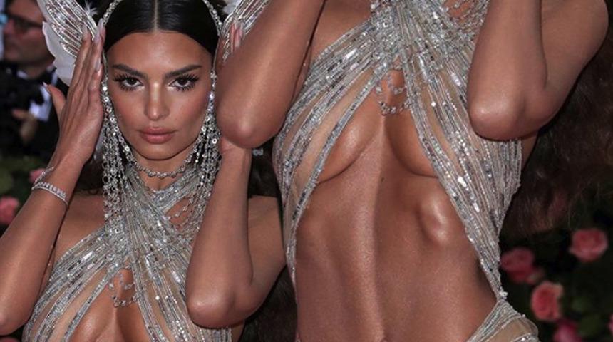 K&uuml;rtaj yasağına tepki! Emily Ratajkowski soyunarak protesto etti