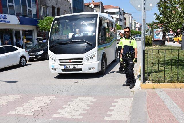 Hem sürücüleri hem yayaları uyardılar