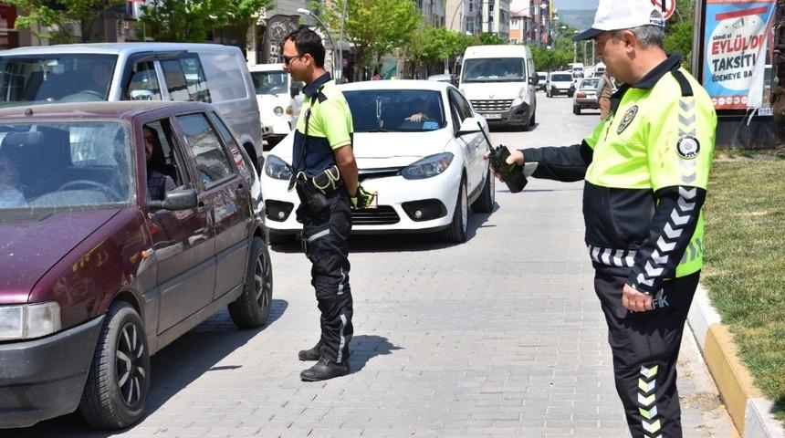 Hem s&uuml;r&uuml;c&uuml;leri hem yayaları uyardılar