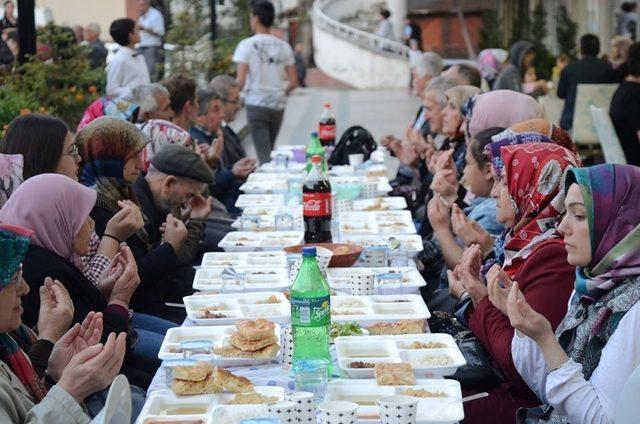 Şehit asker arkadaşları için iftar yemeği verdiler