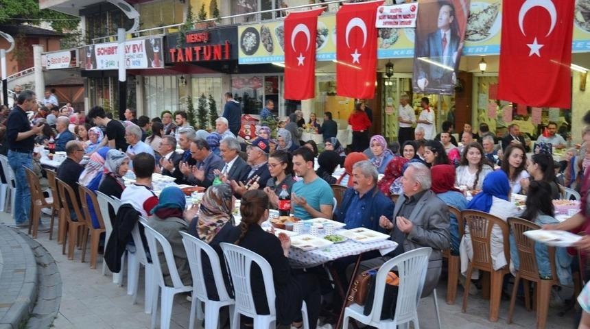 Şehit asker arkadaşları i&ccedil;in iftar yemeği verdiler