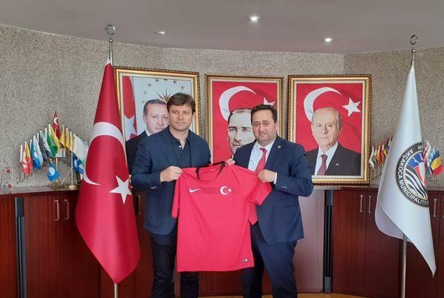 Ertuğrul Sağlam’dan Başkan Yanmaz’a forma hediye etti