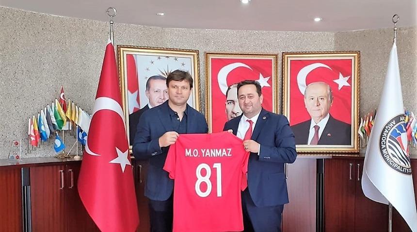 Ertuğrul Sağlam&rsquo;dan Başkan Yanmaz&rsquo;a forma hediye etti