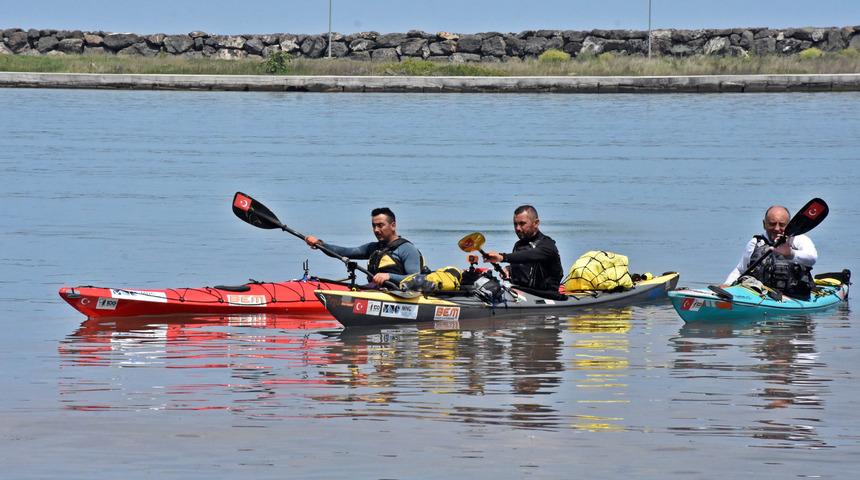 İstanbul'dan kano ile yola &ccedil;ıktılar, 20 g&uuml;nde Samsun'a ulaştılar