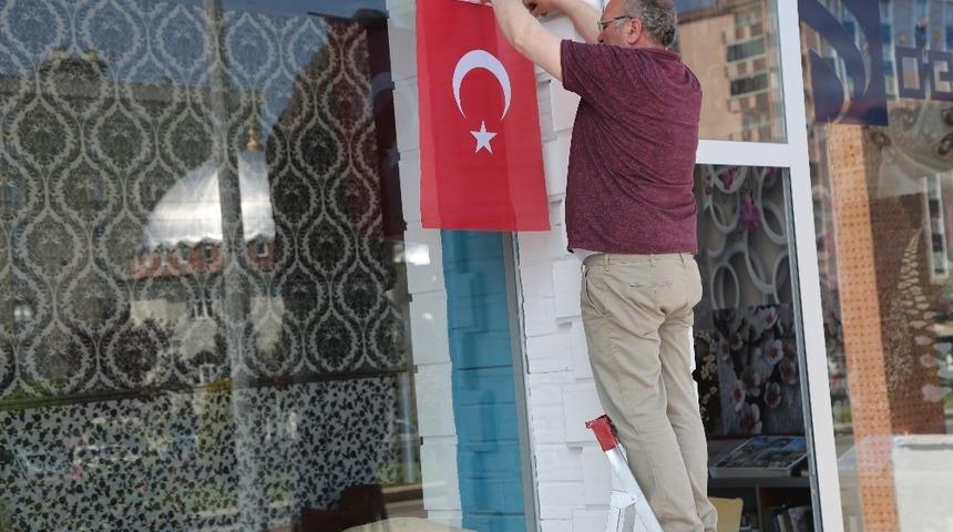 Başkan Deveci&rsquo;den bayrak &ccedil;ağrısı