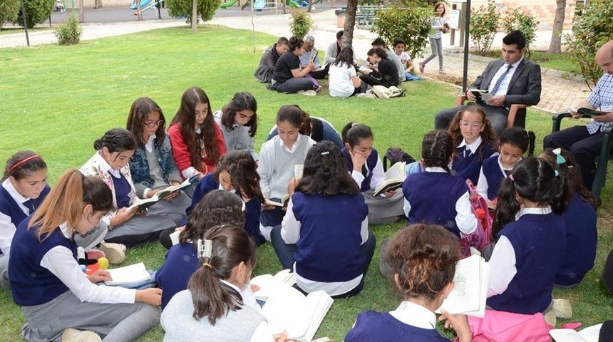 Sarıkaya&rsquo;da bin &ouml;ğrenci kitap okudu