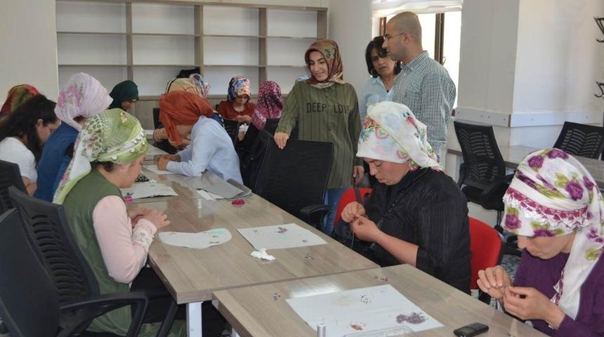 İşledikleri takıları satıp ev ekonomisine katkıda bulunuyorlar