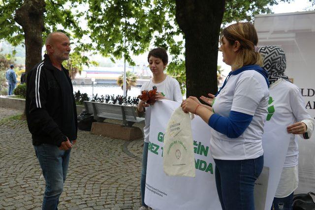 Plastik poşet karşılığında bez torba verdiler