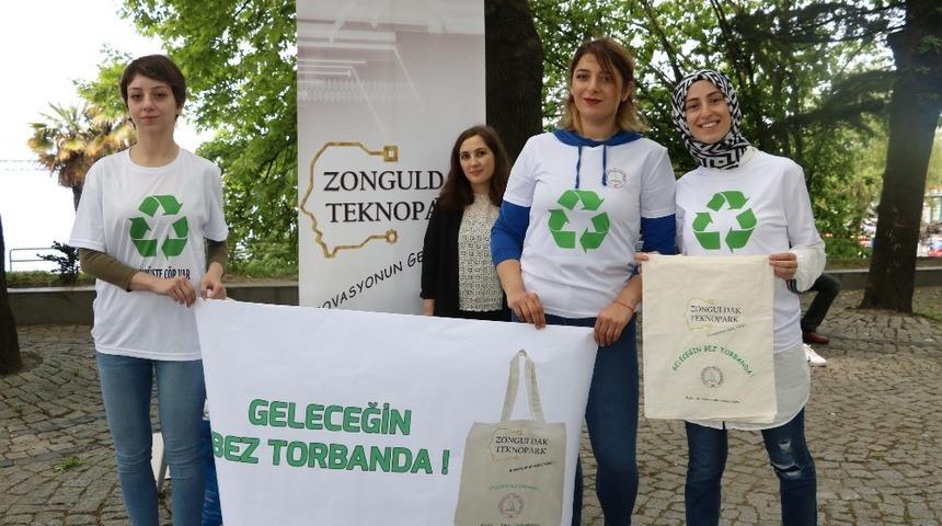 Plastik poşet karşılığında bez torba verdiler