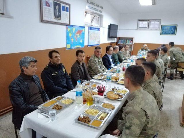 Kaymakam Dundar, Mehmetçikle iftar açtı