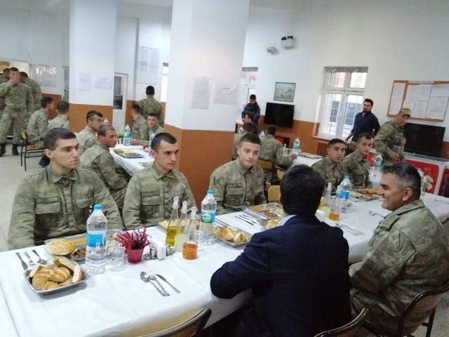 Kaymakam Dundar, Mehmetçikle iftar açtı