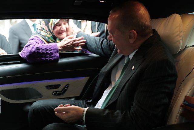Cumhurbaşkanı Erdoğan cuma namazı çıkışı vatandaşlarla sohbet etti 