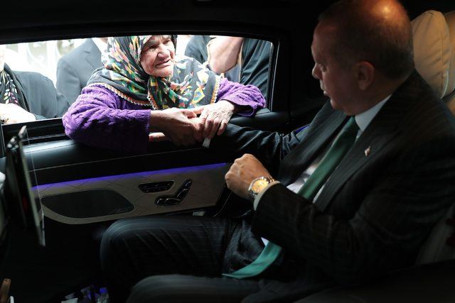 Cumhurbaşkanı Erdoğan cuma namazı çıkışı vatandaşlarla sohbet etti 