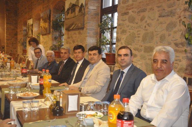 Nazilli protokolü asırlık çınarlarla iftarda bir araya geldi