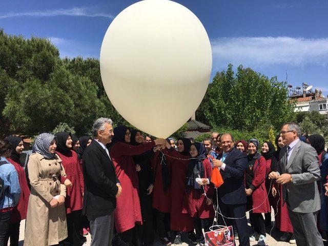 Türk bayraklı meteoroloji balonu gökyüzüne uçuruldu