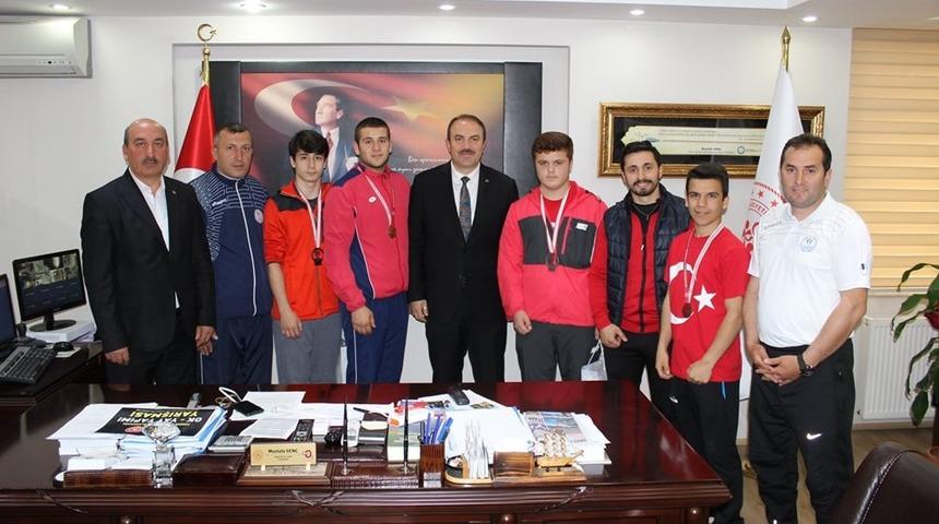 Başarılı sporcular gururlandırdı