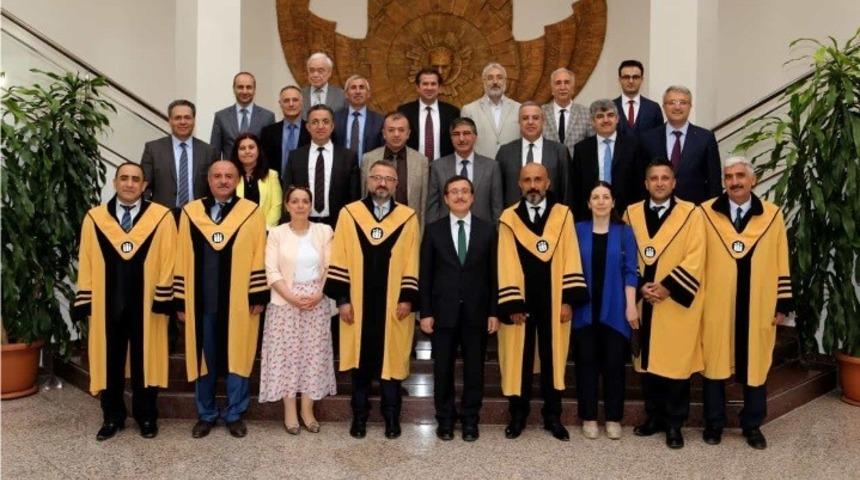 Unvanda y&uuml;kselen &ouml;ğretim &uuml;yelerine c&uuml;bbeleri giydirildi