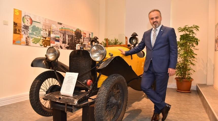 M&uuml;zeler film platosuna d&ouml;n&uuml;yor